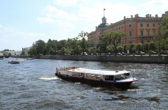 прогулочный кораблик в Петербурге около Михайловского замка