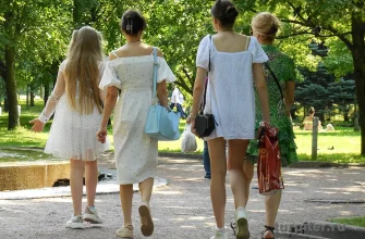 девушки гуляют в парке 300-летия