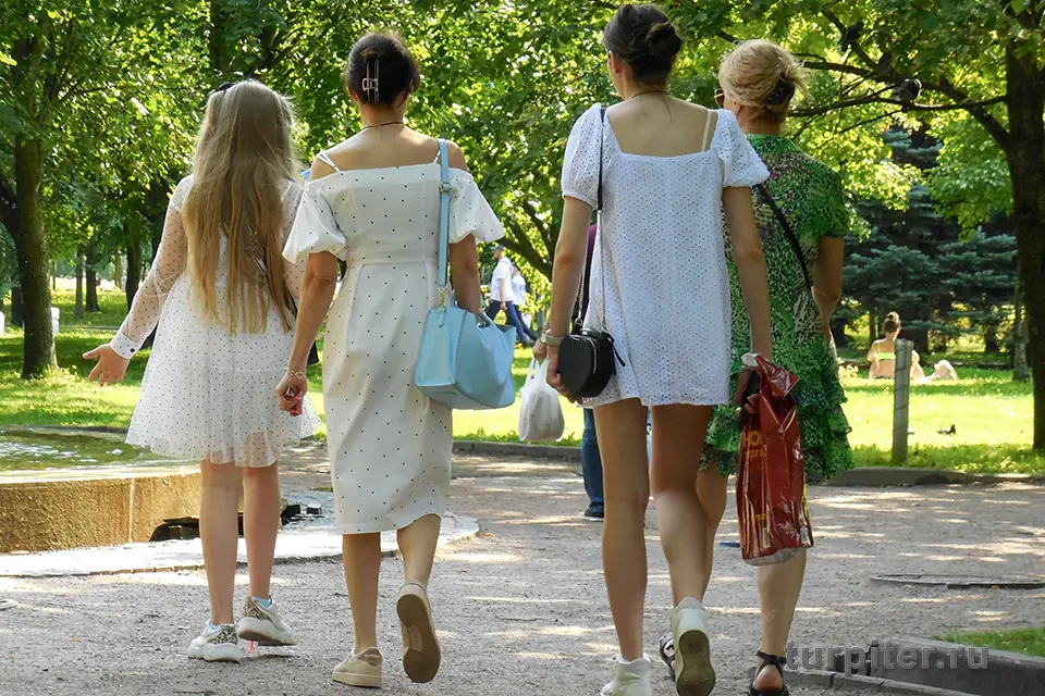 девушки гуляют в парке 300-летия