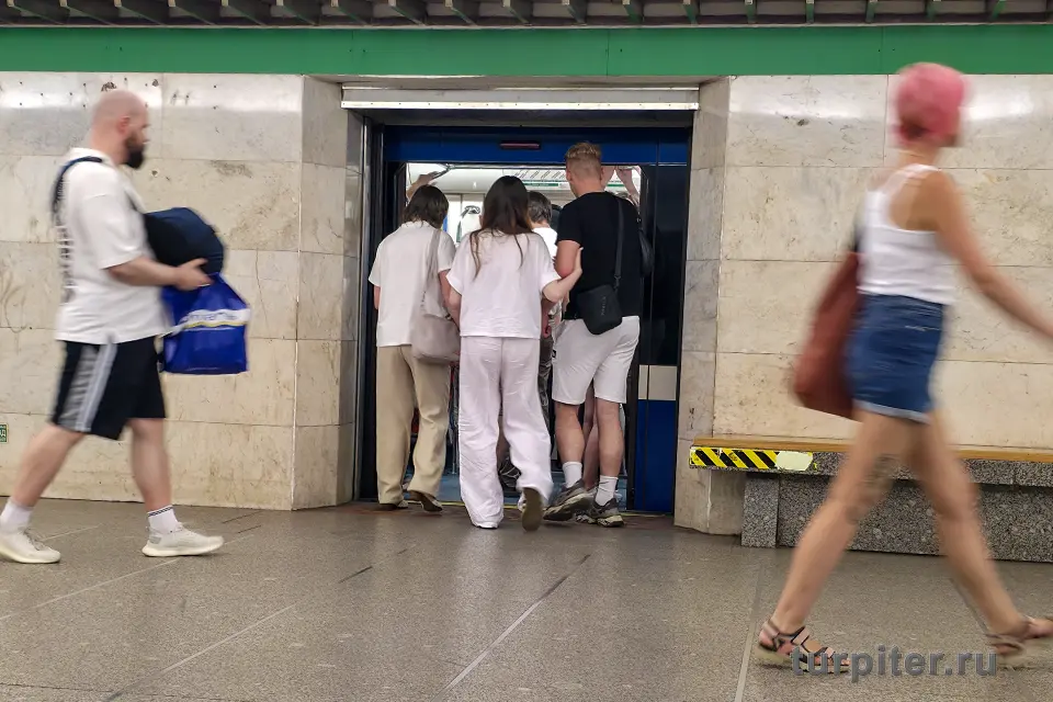 пассажиры метро Петербурга