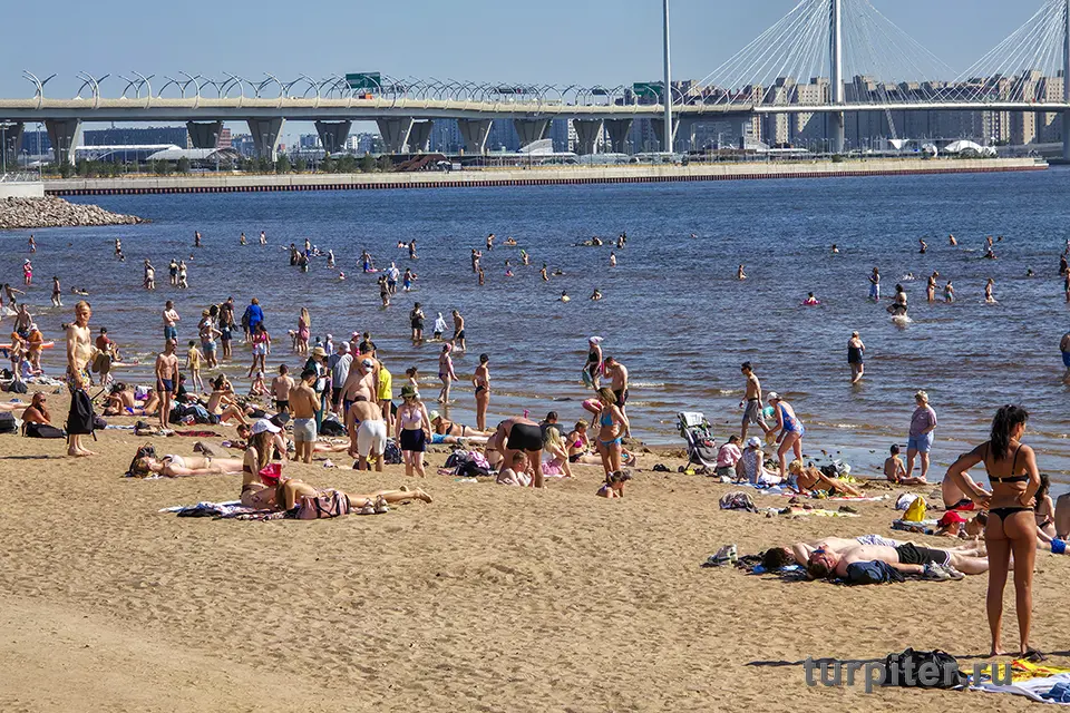 люди на пляже в Петербурге