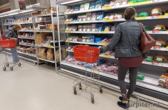 женщина покупает продукты в магазине