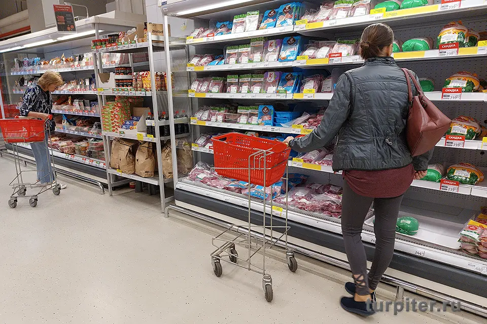женщина покупает продукты в магазине