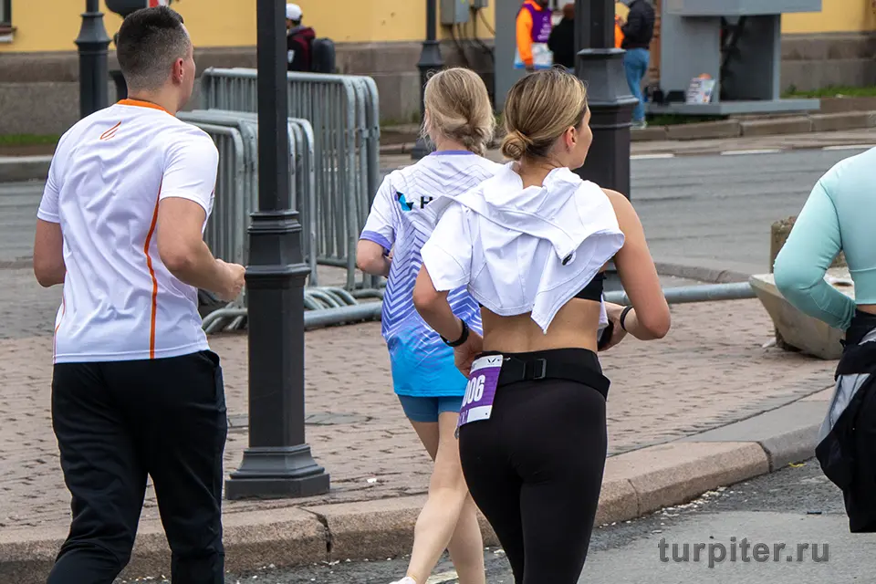 спортсмены бегут в Петербурге