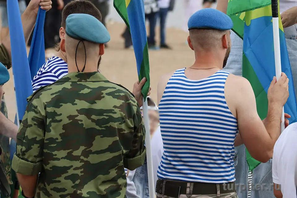 десантники с флагами Куда пойти в эти выходные 1, 2, 3 августа
