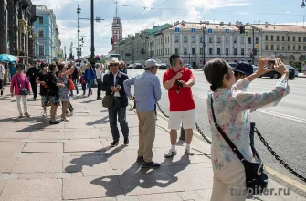 китайские туристы на Невском проспекте Петербурга