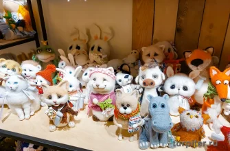 маленькие игрушки в магазине