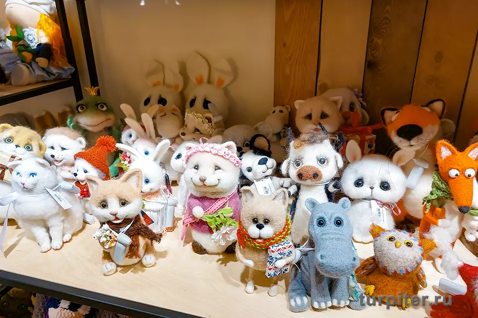 маленькие игрушки в магазине
