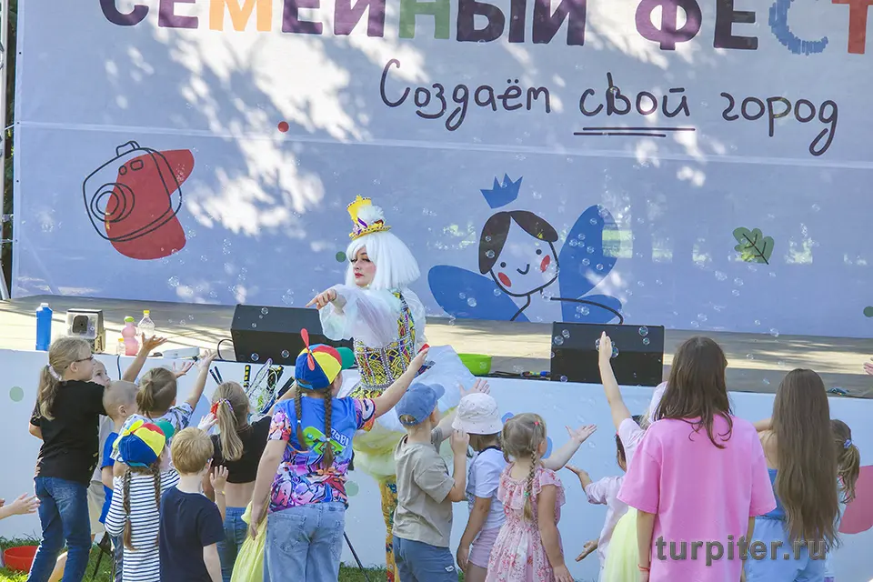 шоу на малой сцена семейного фестиваля