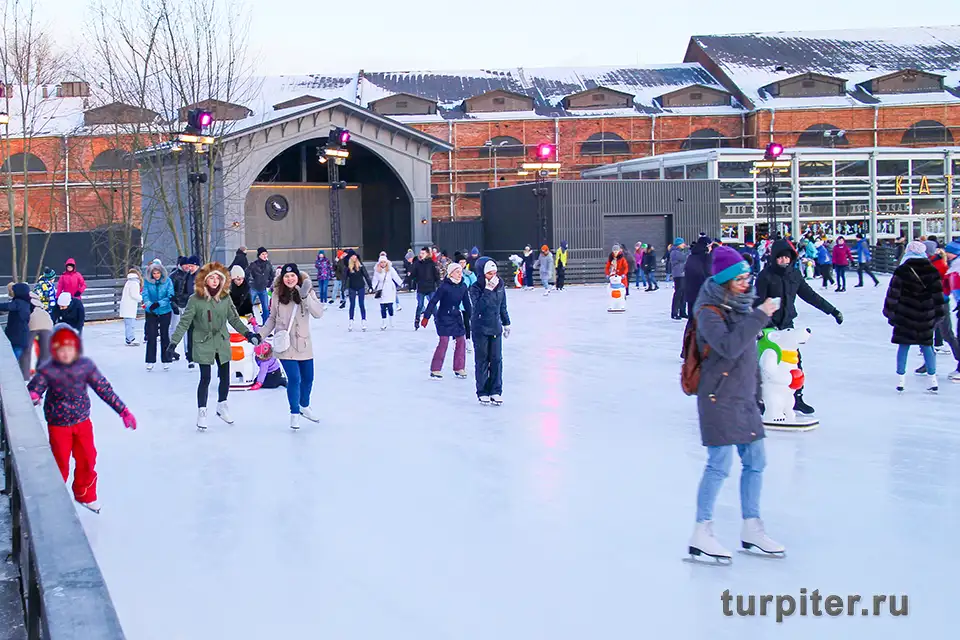 люди катаются на катке