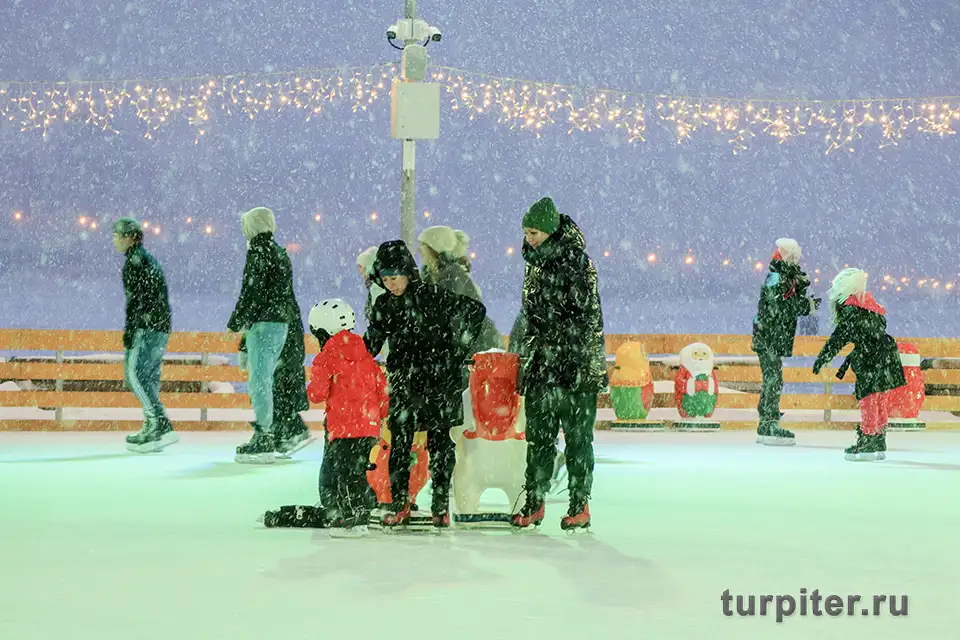 зимний каток дети на катке с родителями